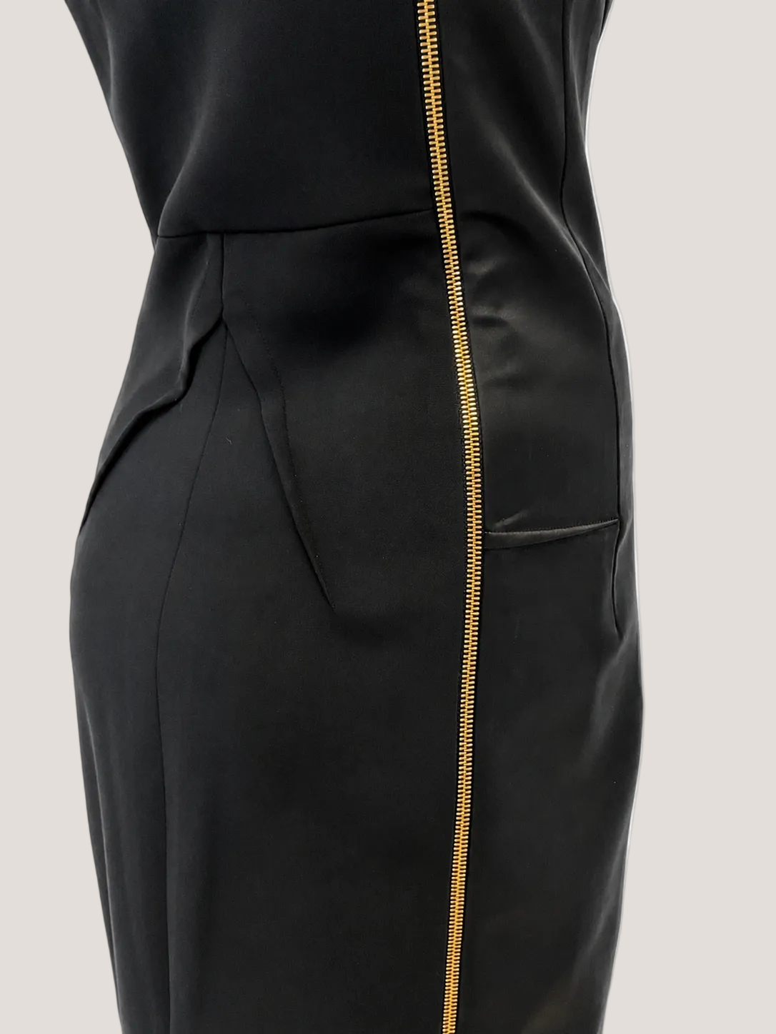 Zwarte vrouwelijke cocktail jurk van Roland Mouret