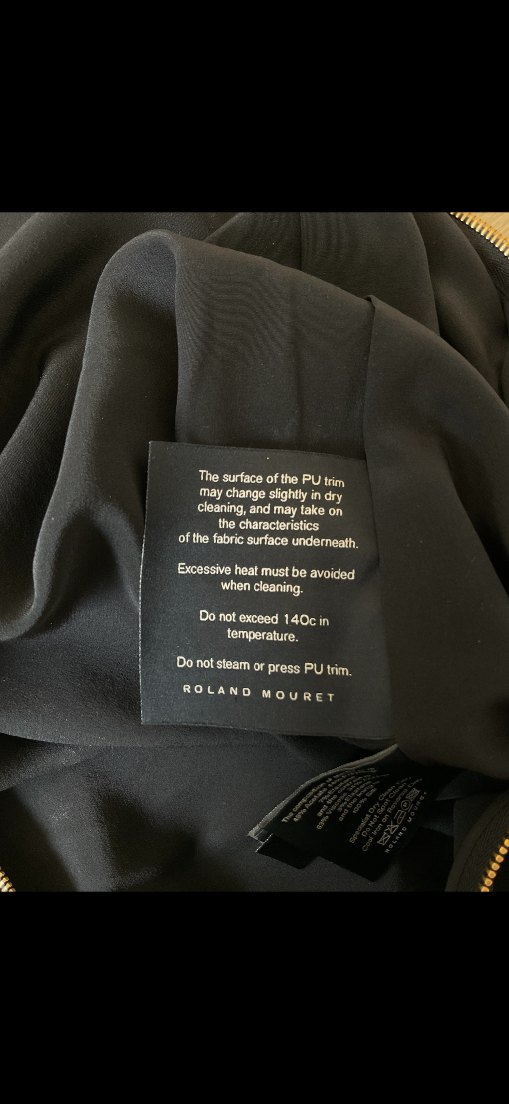 Zwarte vrouwelijke cocktail jurk van Roland Mouret