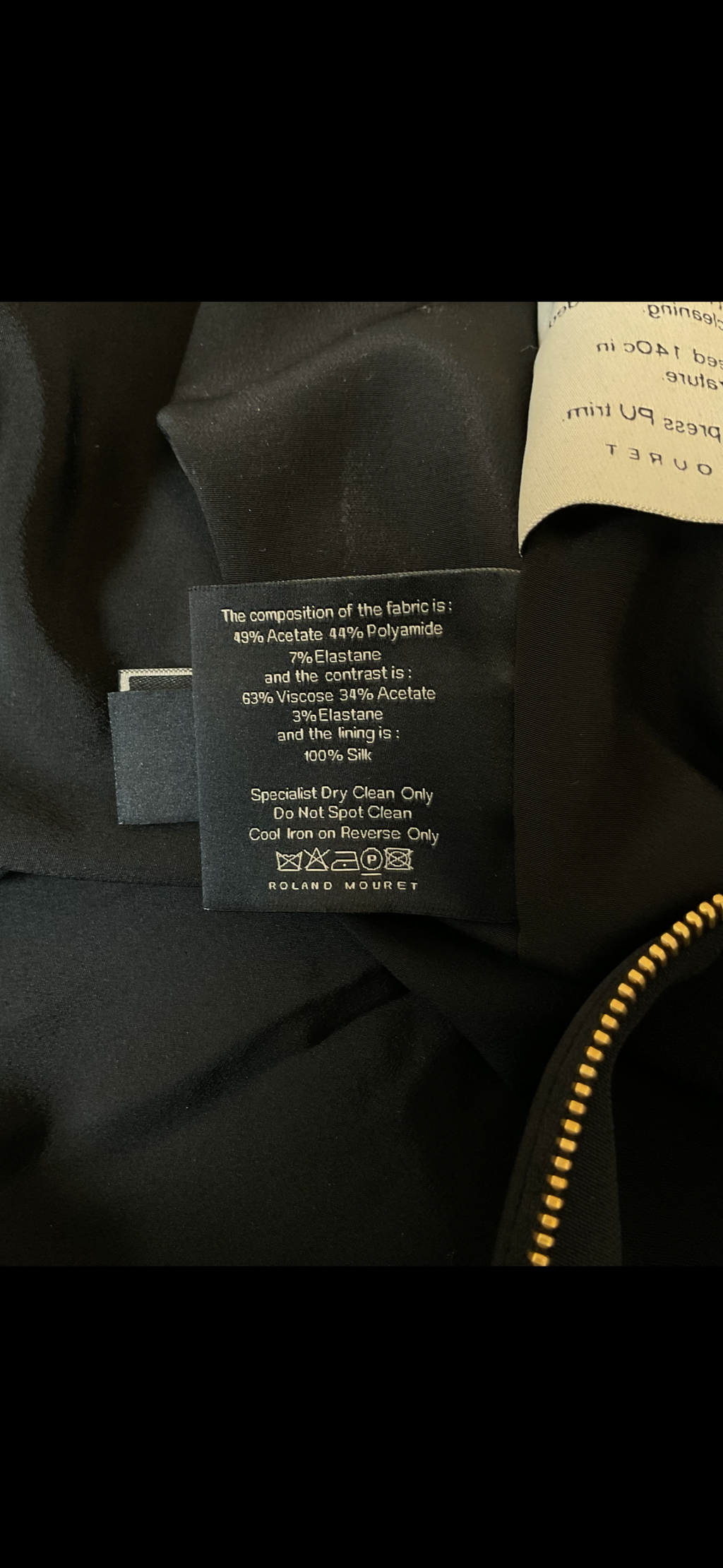 Zwarte vrouwelijke cocktail jurk van Roland Mouret