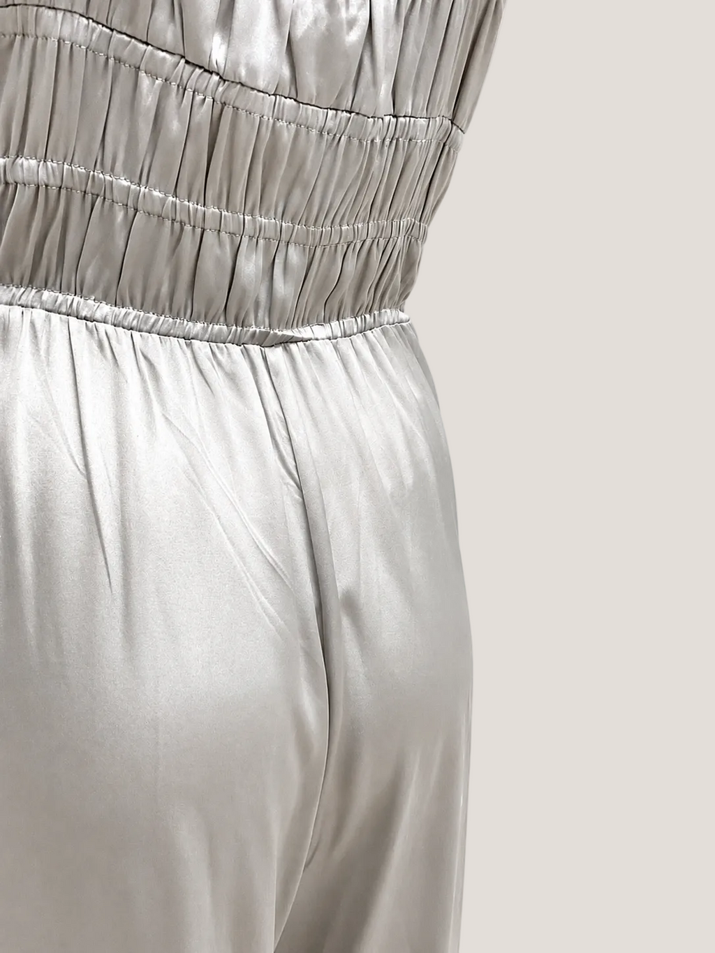 Zilveren, zijde jumpsuit van het Italiaanse merk Semicouture