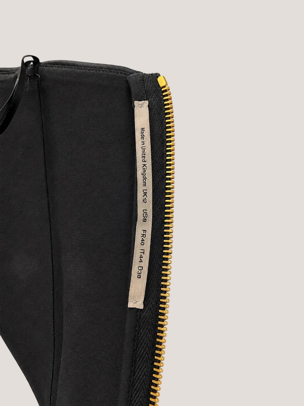 Zwarte vrouwelijke cocktail jurk van Roland Mouret